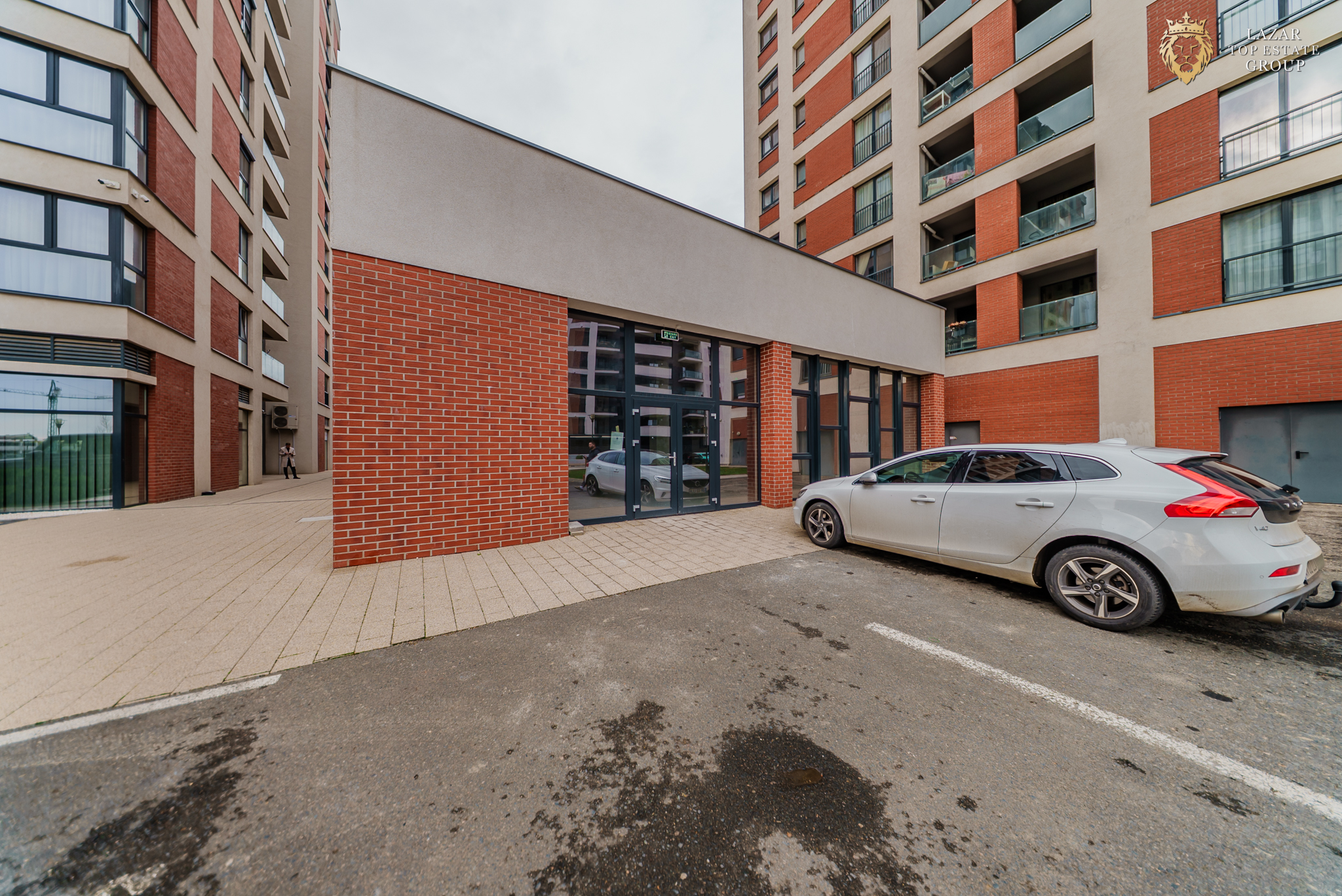 Spatiu Comercial Premium – 370 mp, Vitrină 13 m, 3 Intrări • Adora Par