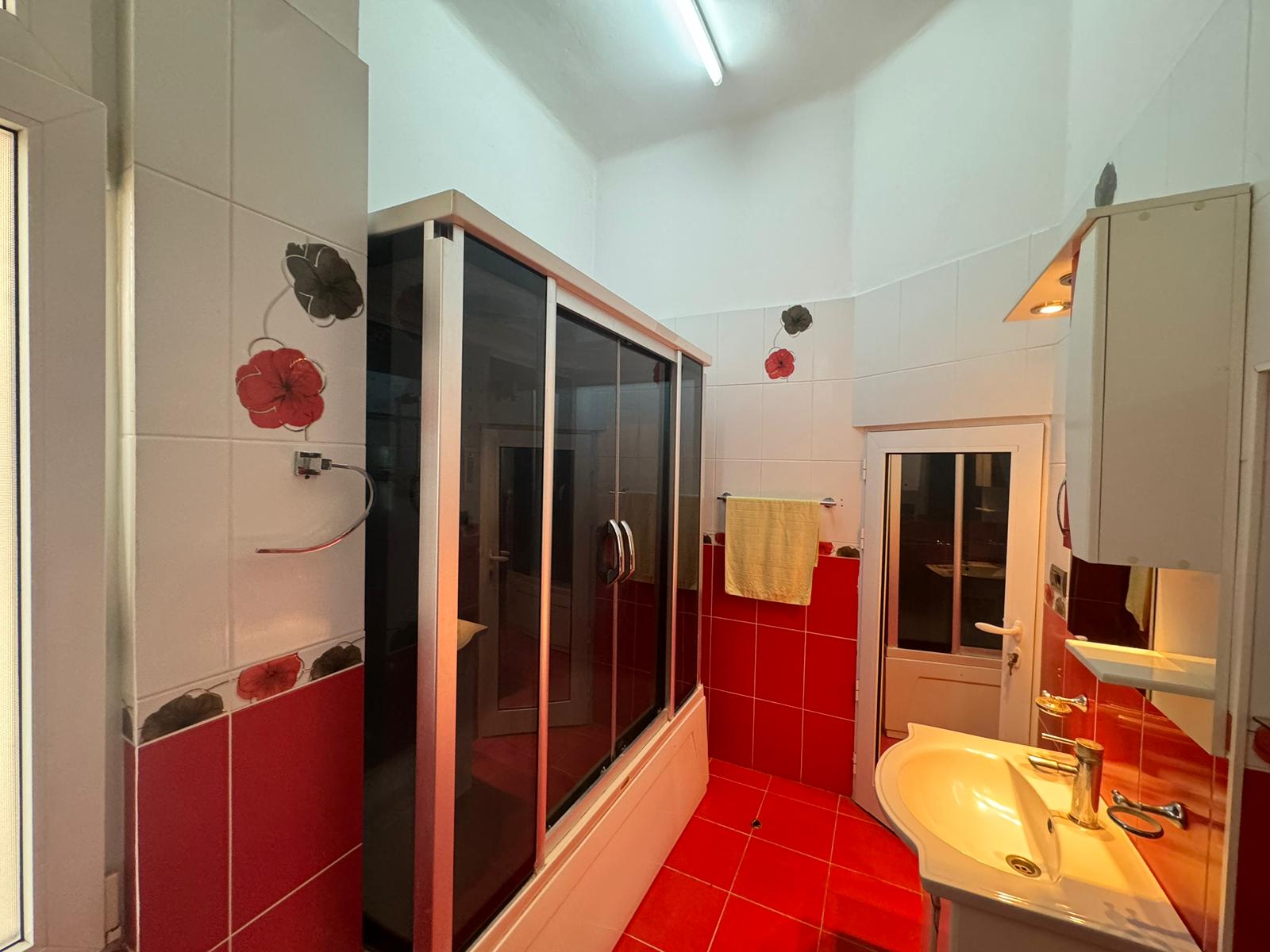 Casa 4 camere de închiriat zona centrala
