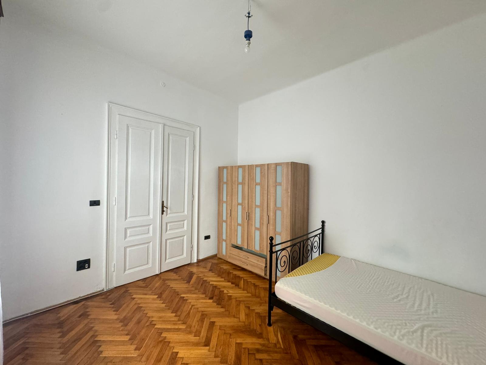 Casa 4 camere de închiriat zona centrala